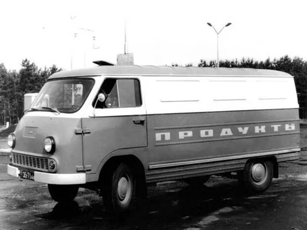 1976 год, ЕрАЗ-762Б. В новой версии фургона появились рёбра жёсткости и «рельеф» кузова. Машина производилась с 1976 по 1981-й, когда её сменила очередная модификация.