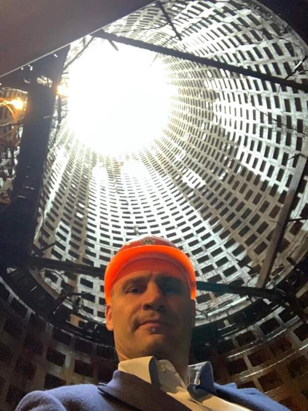 В деловом костюме и каске: Кличко спустился в шахту, чтобы сделать селфи, но подписчики не оценили
