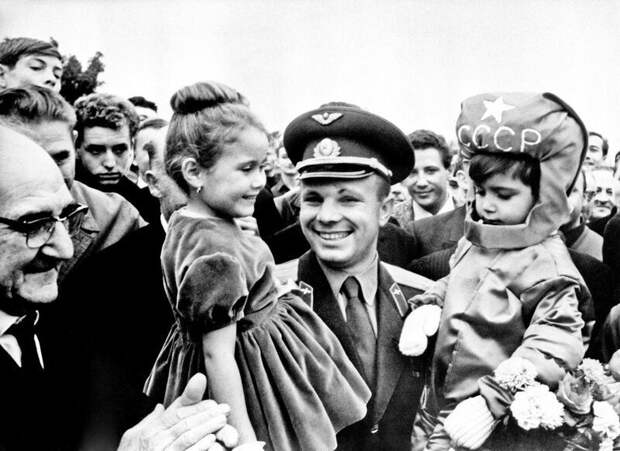 Юрий Гагарин во время своего визита во Францию, 1963 год.  история, люди, фото