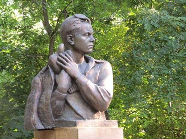 Памятник Вите Черевичкину, скульптор Н. Аведиков, 1961 год, Ростов-на-Дону. Фото с сайта wikimapia.org