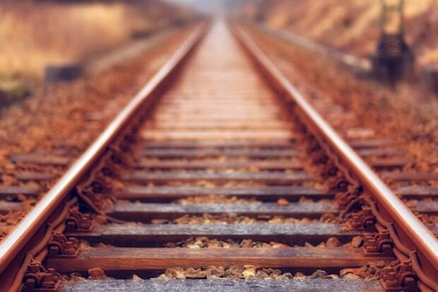 Поезд сбил подростка на железнодорожных путях в Новосибирской области