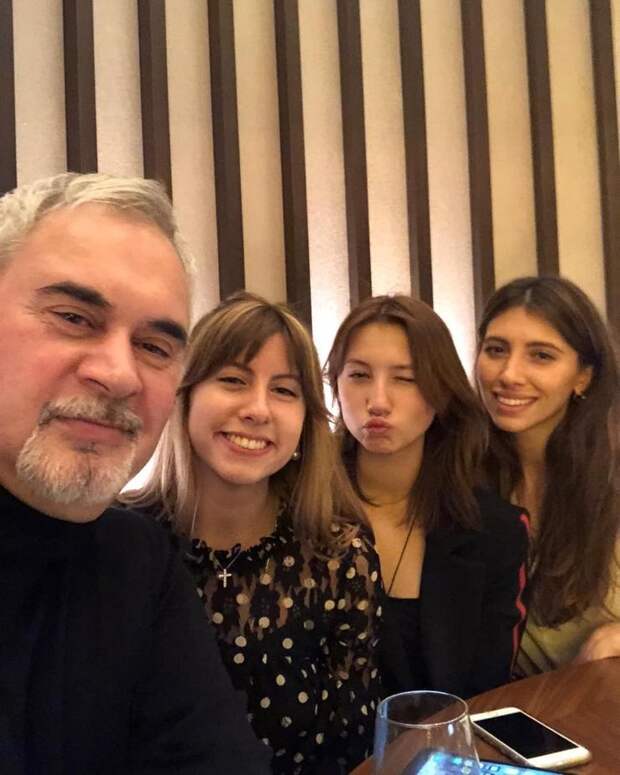 Валерий Меладзе обожает своих дочерей Валерий Меладзе обожает своих дочерей