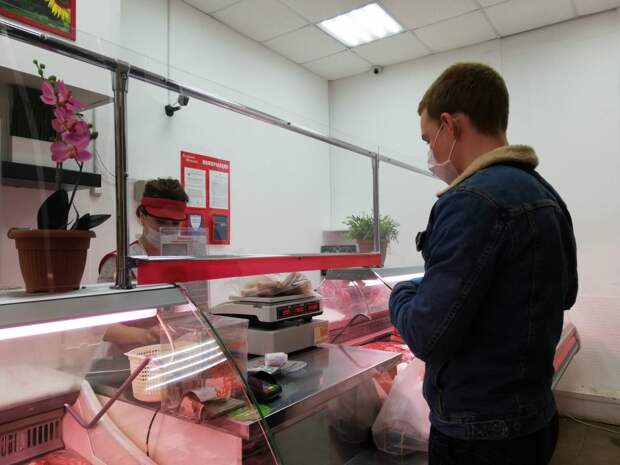 В магазин и аптеку: как волонтеры помогают пожилым москвичам на самоизоляции Фото из архива редакции