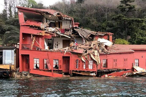 Танкер в Стамбуле покрушил прибрежные дома
