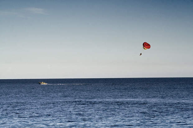 В Темрюкском районе туристов, катающихся на парашютах над морем, занесло на деревья