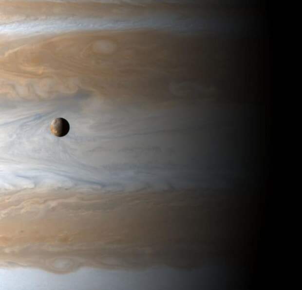 Одна из лун Юпитера на фоне планеты-гиганта ТУМАННОСТИ, звезды, космический телескоп, космос, необычно, планеты, снимки, фото