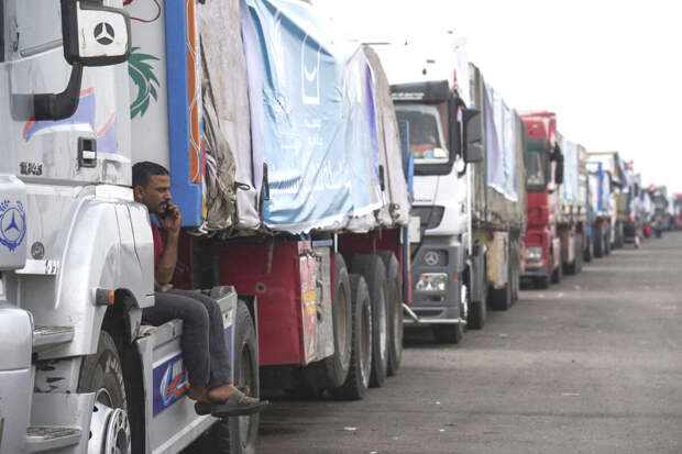 Египет направил 200 грузовиков с едой и топливом жителям сектора Газа