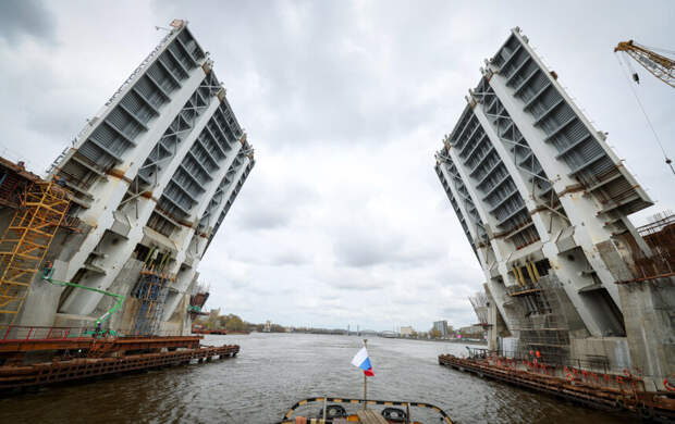 Большой Смоленский мост готов к проводке судов по фарватеру Невы