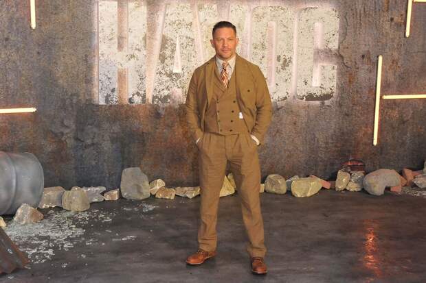 Актера Тома Харди раскритиковали за лишние килограммы на фото без футболки