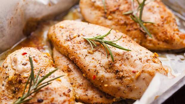 Готовим вкусное куриное филе для салатов