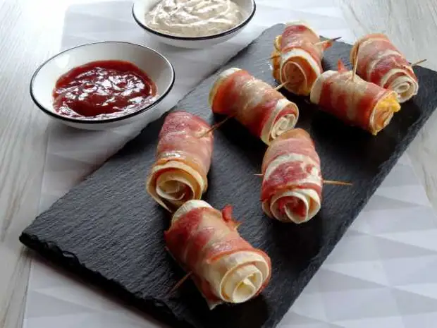 Бекон с лавашом и сыром в духовке. Сыр в беконе. Палочки из слоеного теста с беконом и сыром. Лаваш с беконом и сыром. Рулетики из лаваша с сосисками.