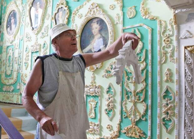 Киевский пенсионер 16 лет превращает свой подъезд в "Рундальский дворец" дворец, дизайн, добро, киев, люди, подъезд, своими руками, сделай сам