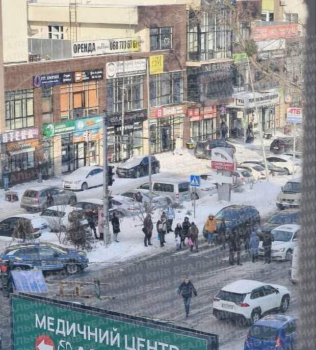 Не там митингуете! Требуйте ареста корешей Зеленского! – грантоедка отчитывает киевлян, перекрывших дорогу из-за отсутствия света