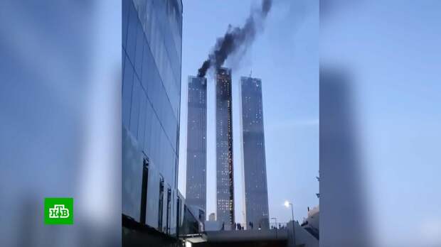 В башне Capital Towers в центре Москвы сгорели строительные леса