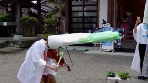 Японский священник ради паствы переодевается в зеленый лук