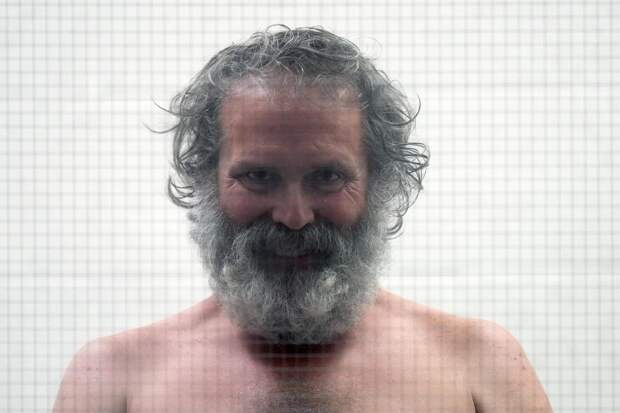 Сталкер, протаранивший ворота дома Дженнифер Энистон, появился в суде без одежды