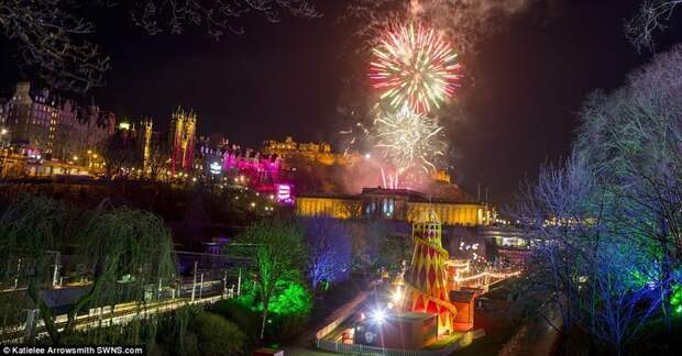 Фейерверк над Эдинбургским замком города мира, новогодний, новый год, новый год 2018, празднование, фейерверк, фейерверки