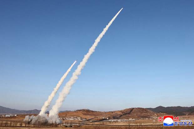 Бьющие более чем на 350 км новые 600-мм РСЗО испытали в КНДР