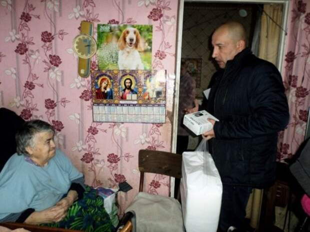 Жители прифронтового поселка ДНР получили гуманитарную помощь от местных волонтеров