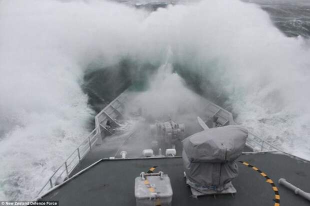 Новозеландский военный корабль борется со штормом в антарктическом море Росса буря, корабли, море, океан, стихия, суда, фото, шторм