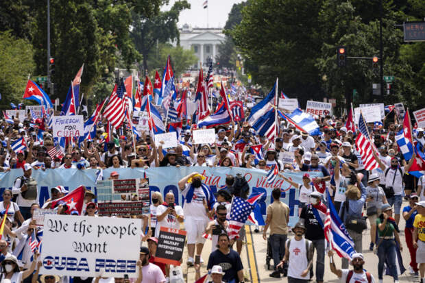 Тысячи американцев присоединяются к маршу за свободу Кубы возле Белого дома