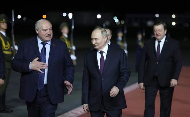 Президент РФ Владимир Путин (справа) помог Белоруссии стать десятым членом ШОС. Фото: Официальный сайт Президента РФ