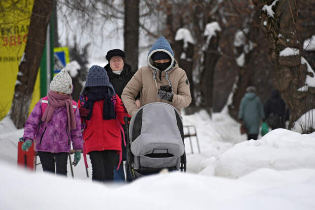 Жительница Новосибирска рассказала о краже колясок и санок у детской поликлиники