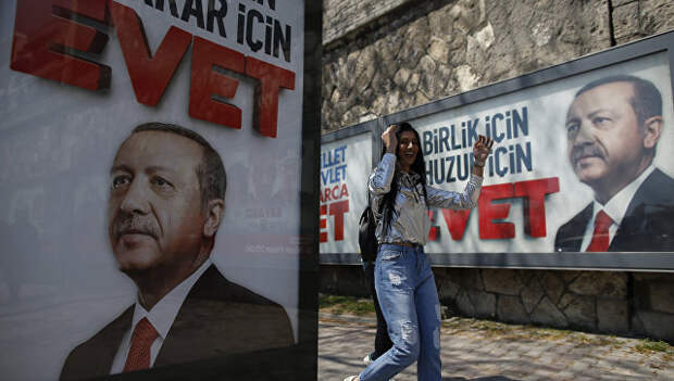 Портреты президента Турции Реджепа Тайипа Эрдогана на улицах Стамбула за несколько дней до начала референдума по изменению конституции. 14 апреля 2017 года