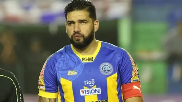 Слепой на один глаз футболист забил красивый гол в матче Кубка Парагвая