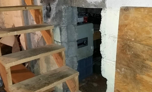 Колумбиец почувствовал запах в стене своей квартиры, после чего разобрал кладку и нашел тайник Пабло Эскобара