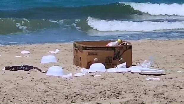 Отдыхающие завалили мусором Теплый пляж в Актау