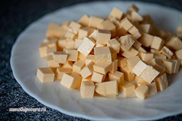 Салат с грибами, сыром и фасолью