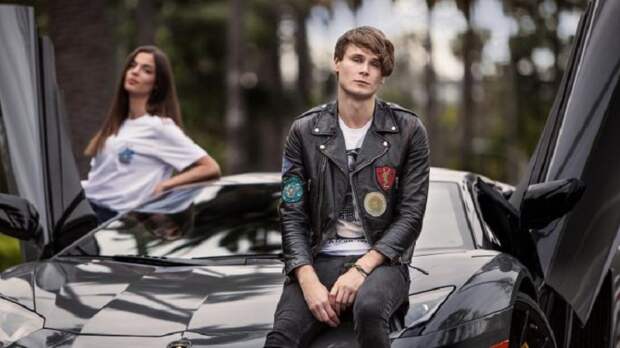 Сын миллиардера, у которого есть свой собственный самолет и Ferrari, думает, что бездомные 