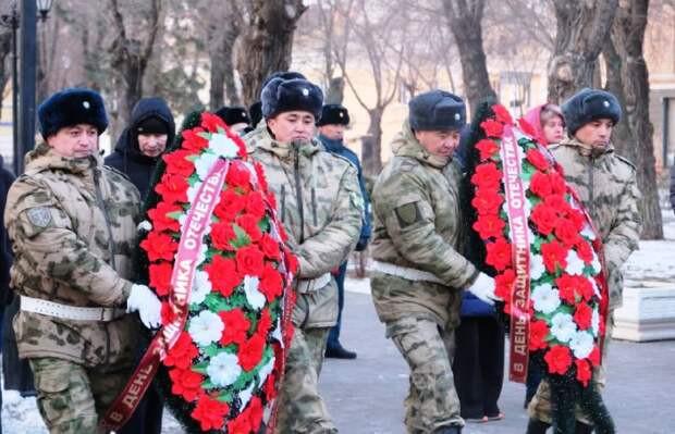 В Астрахани ко Дню защитника Отечества готовят шесть мест для возложения венков