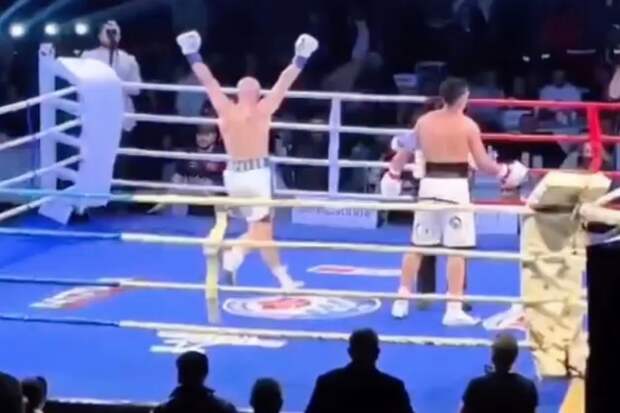 Поединок с участием боксера из России завершился массовой дракой