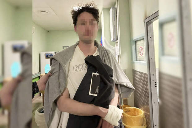 В Петербурге буйный пациент разбил стекло машины скорой помощи