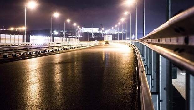 Строители протестировали освещение автодороги на мосту в Крым