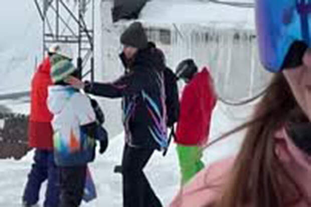 Женщина дала ребенку пощечину за плохие фото на российском курорте и попала на видео