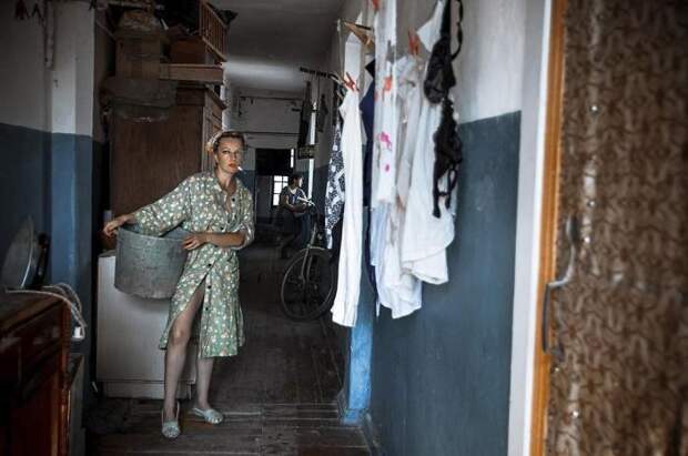 Коридоры коммуналок обычно выглядели мрачно./Фото: i.redd.it