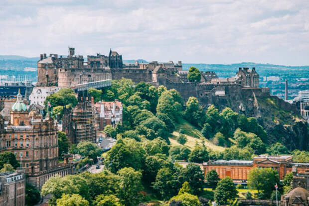 Вид на Эдинбургский замок, одно из самых красивых и загадочных мест в Великобритании. /Фото:thevintagenews.com