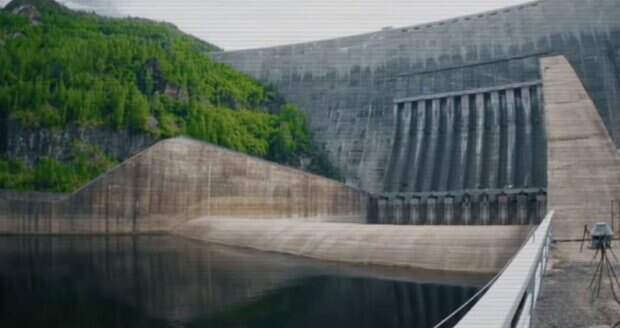 Мурашки по коже: россияне обсуждают патриотическое граффити на самой большой ГЭС в РФ