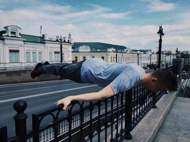 Воркаут по-омски: парень прославился в инстаграме трюками на фоне ковра Instagram, Слава Крипак, воркаут, ковер, люди, омск, сила, спорт