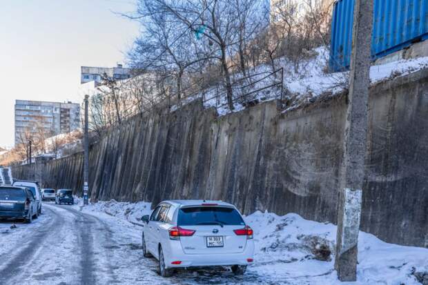 Подпорку, «похоронившую» четыре автомобиля во Владивостоке, отремонтируют спустя 7 лет