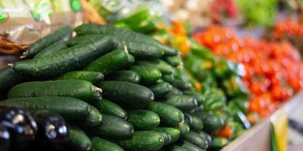Золотые огурцы: овощ в российских магазинах обогнал по цене ананасы и бананы