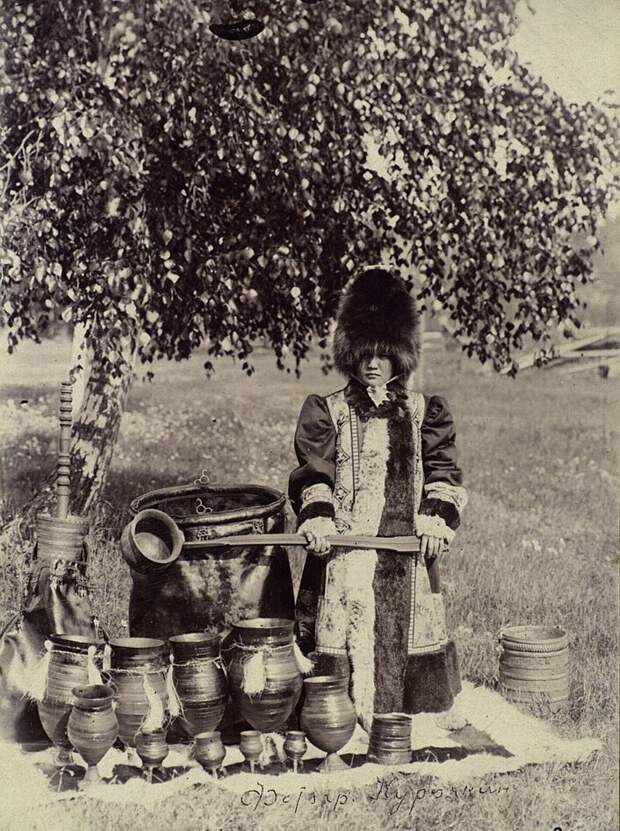 Якутка в праздничном костюме на весенне-летнем празднике Ысыах. Неизвестный автор, 1900 - 1905 год, Якутская обл., Кунсткамера.   