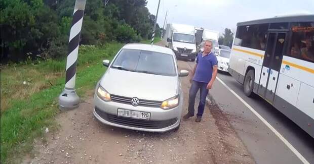 Мотоциклист хотел попить, а нарвался на обочечника авария, авто, видео, дтп, мотоциклист, обочечник, учитель на дороге, хруст