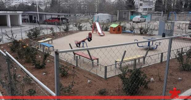 Севастопольские пенсионеры отжали у детей игровую площадку