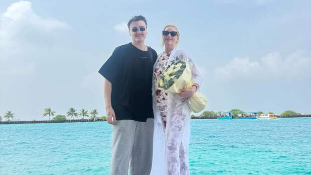 Балерина Волочкова прилетела на Мальдивы в компании молодого танцора