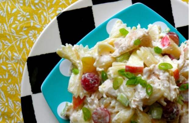 Салат с курицей виноградом и ананасом