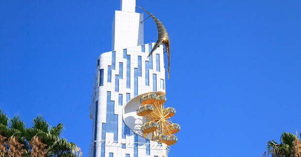 Красиво и бессмысленно: первое в мире колесо обозрения на фасаде небоскреба в Батуми